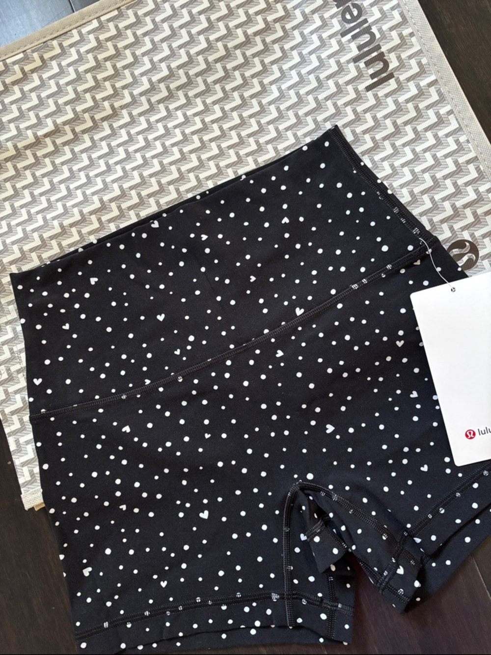 LULULEMON ALIGN NO LINE HR SHORTS 4β in HEART SCATTER DOT BLACK AND WHITE NWT - Picture 4 of 13